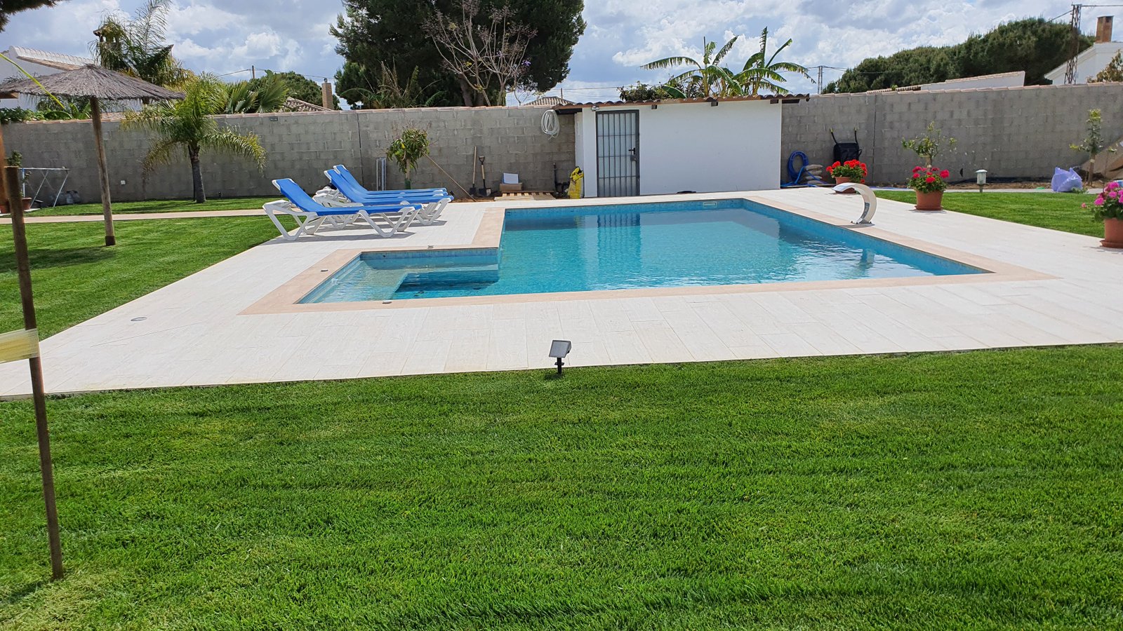 Piscina Villa Mercedes terminada con jardín y solárium