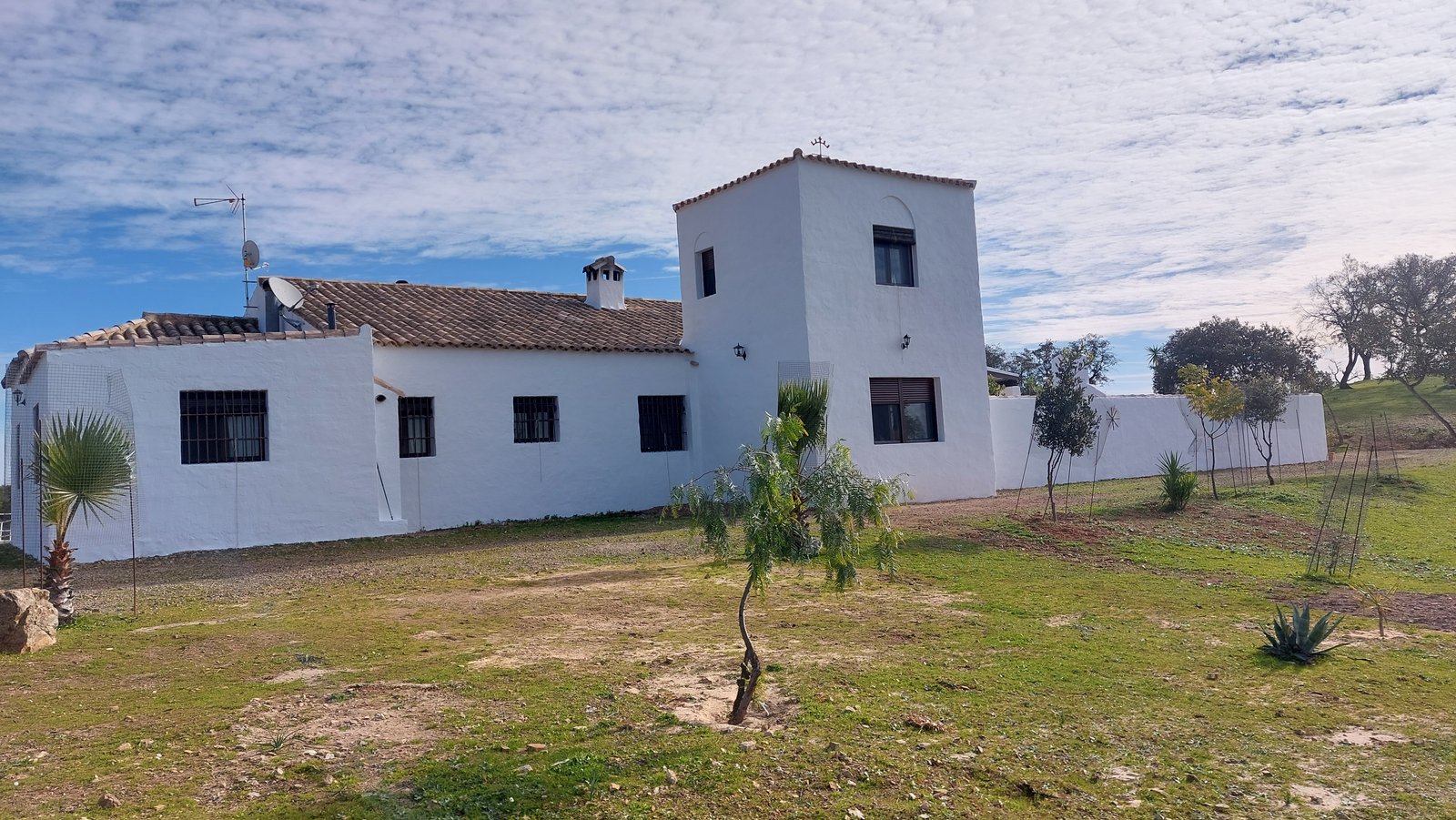 Fachada principal del cortijo Los Olivares con torreón