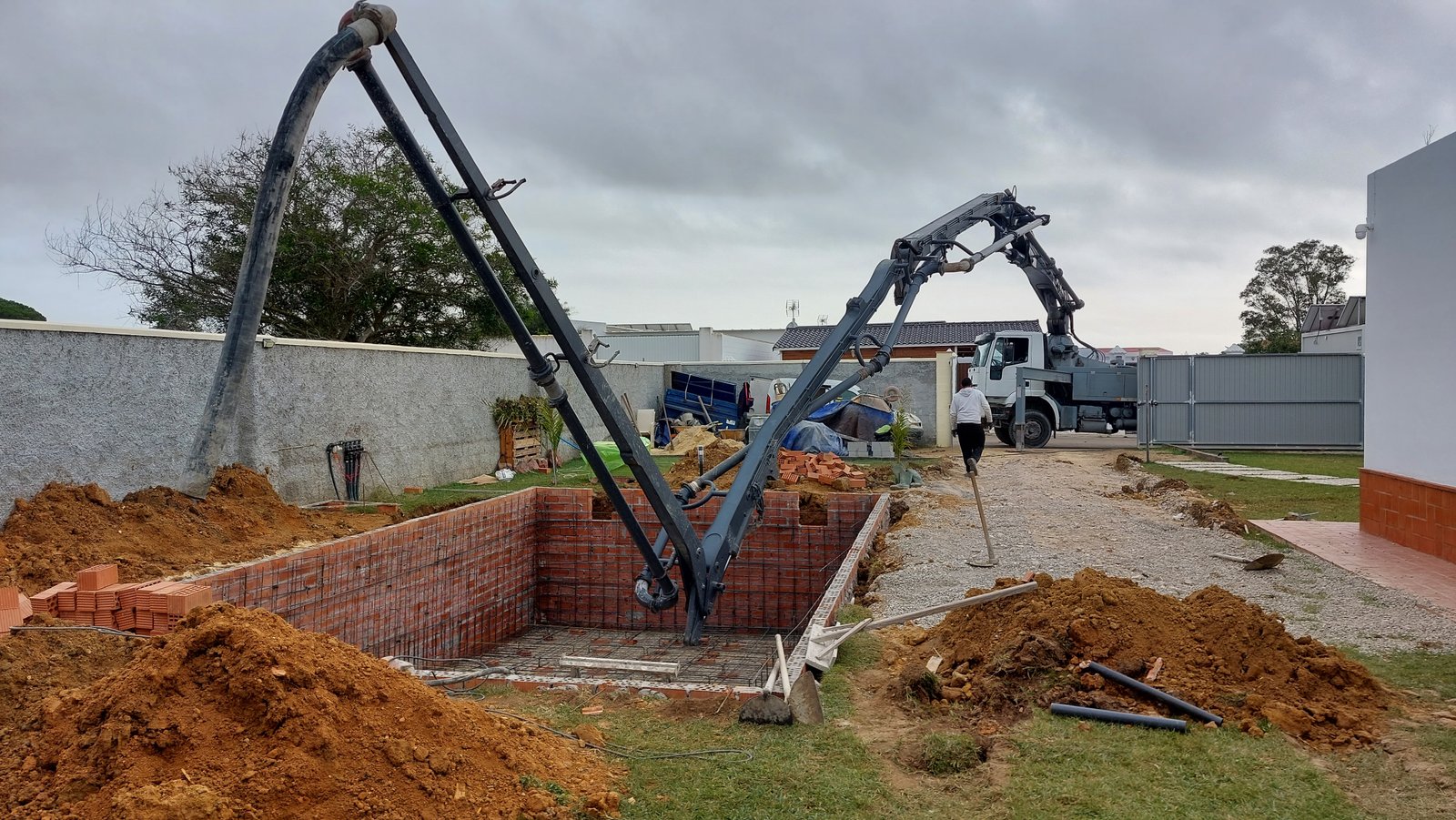 Construcción de la piscina con bombeado de hormigón