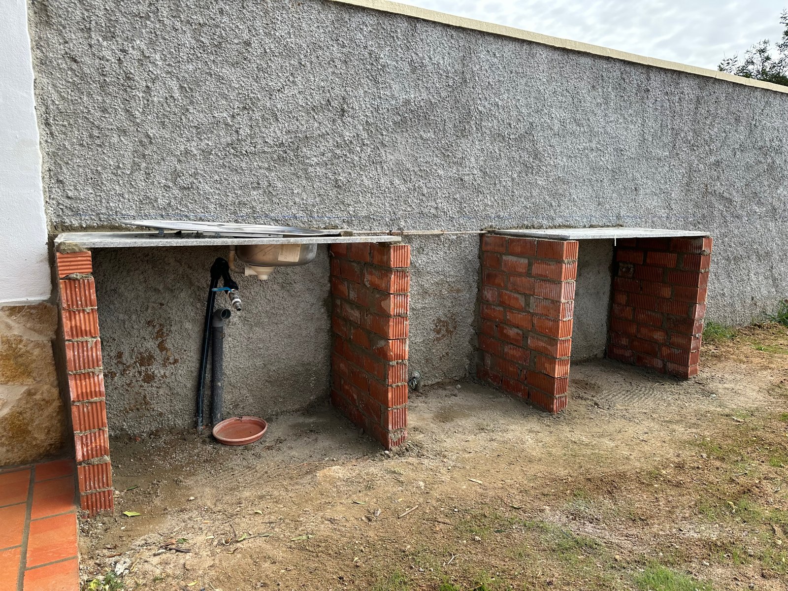 Estructura inicial de la nueva barbacoa con ladrillo