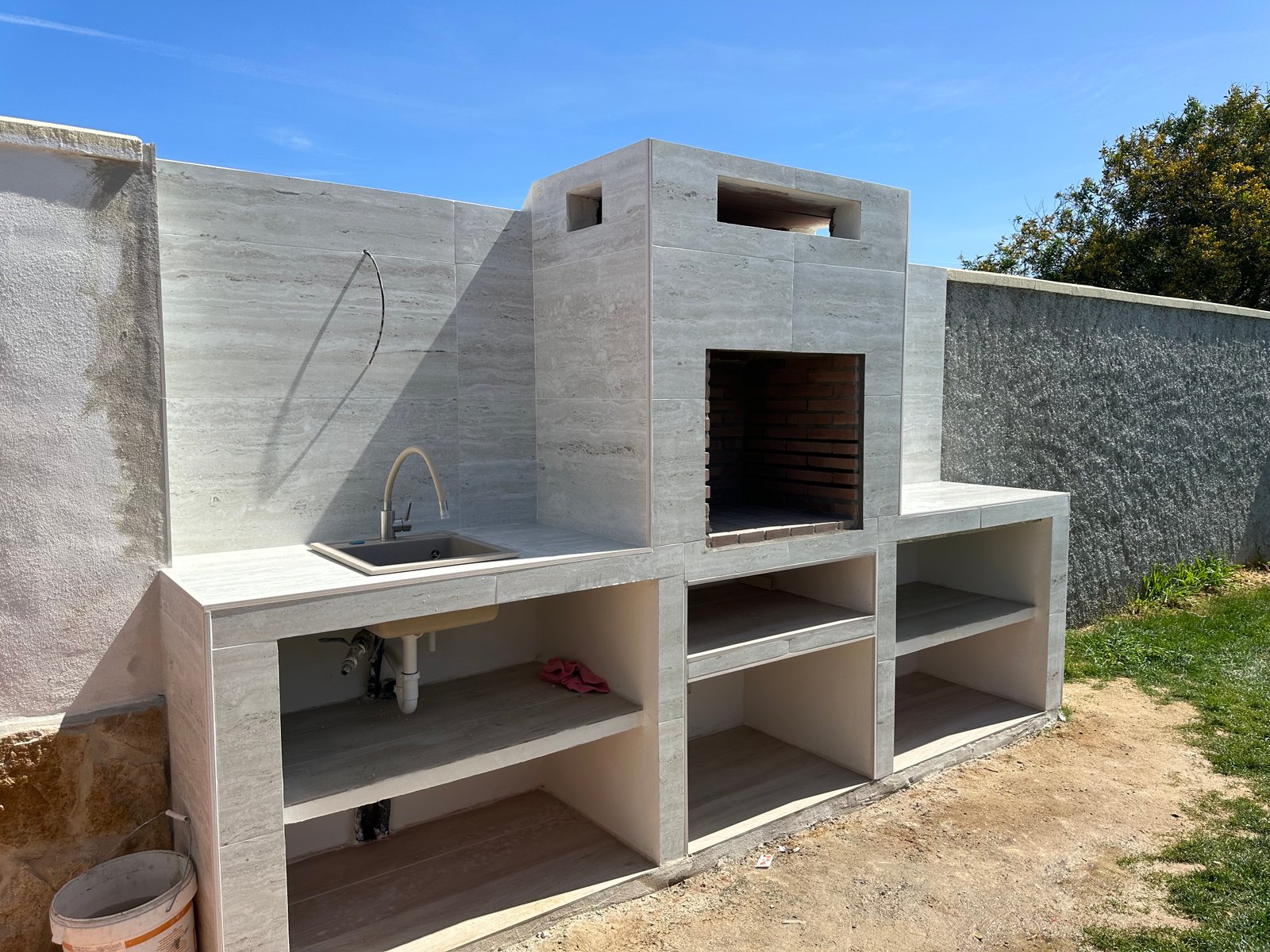 Avance del módulo de barbacoa durante la obra