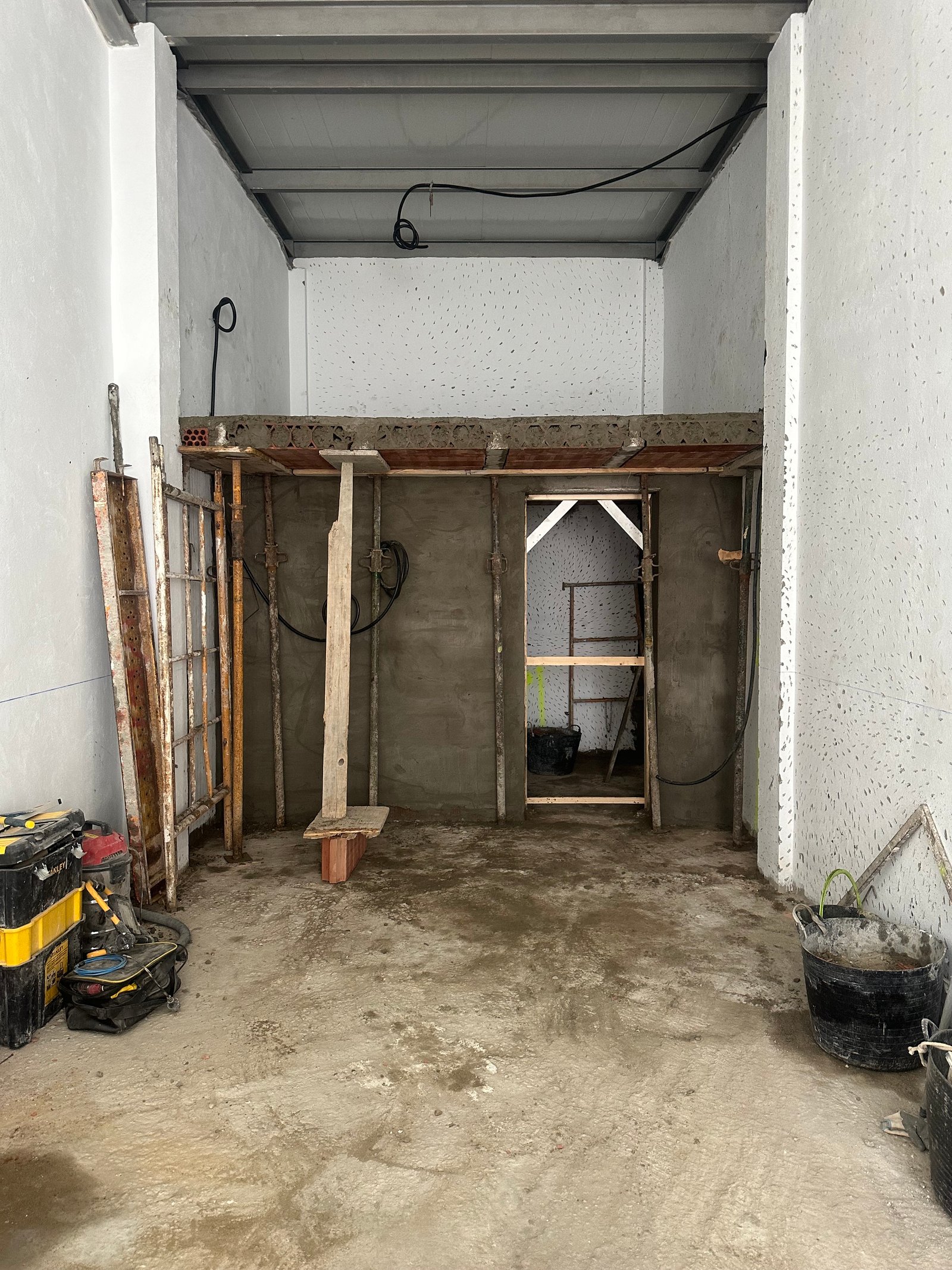 Construcción de la primera cabina interior