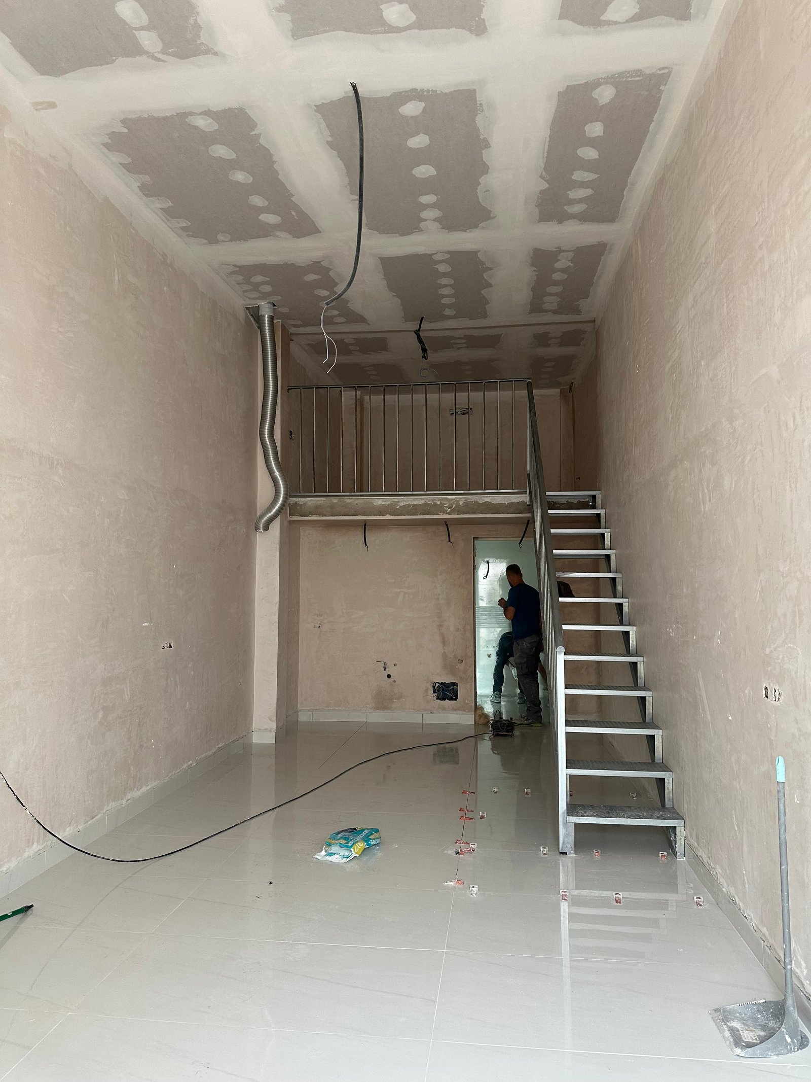 Estructura metálica del altillo y escalera durante el montaje