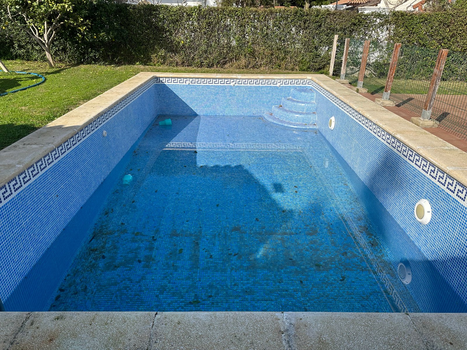 Piscina antes de la reforma con gresite deteriorado