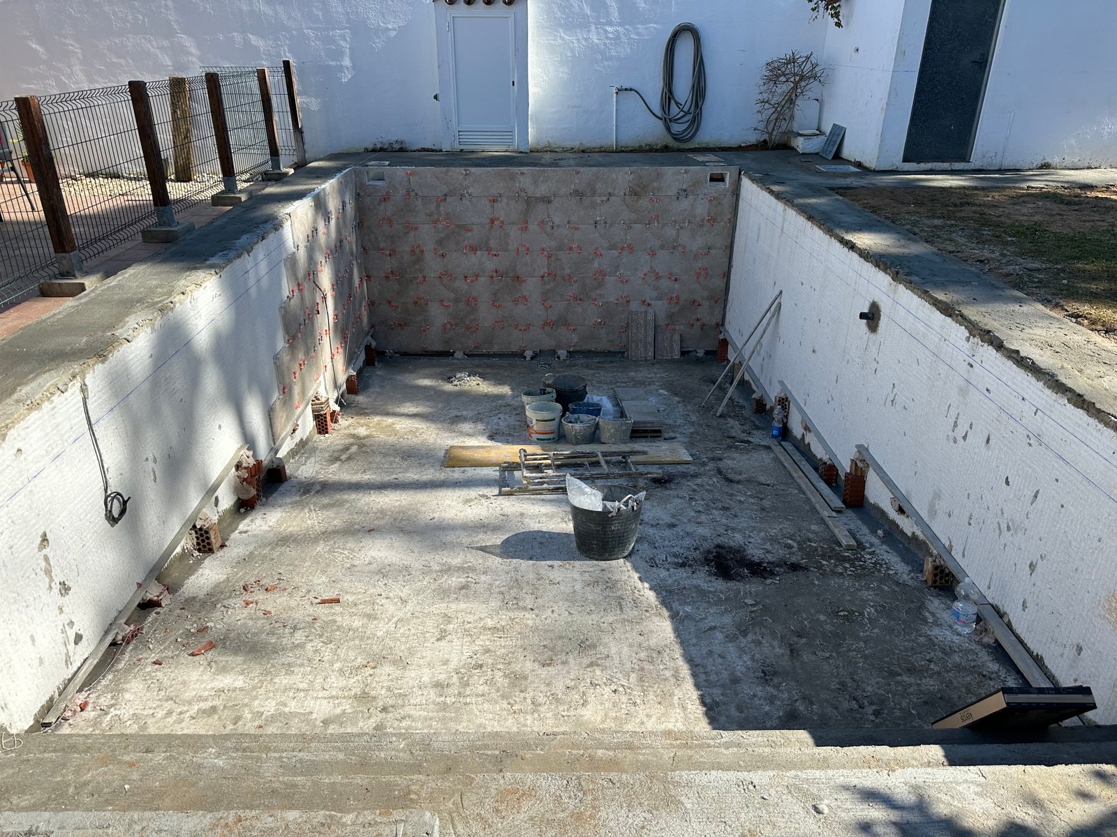 Vaso de la piscina durante la retirada del gresite
