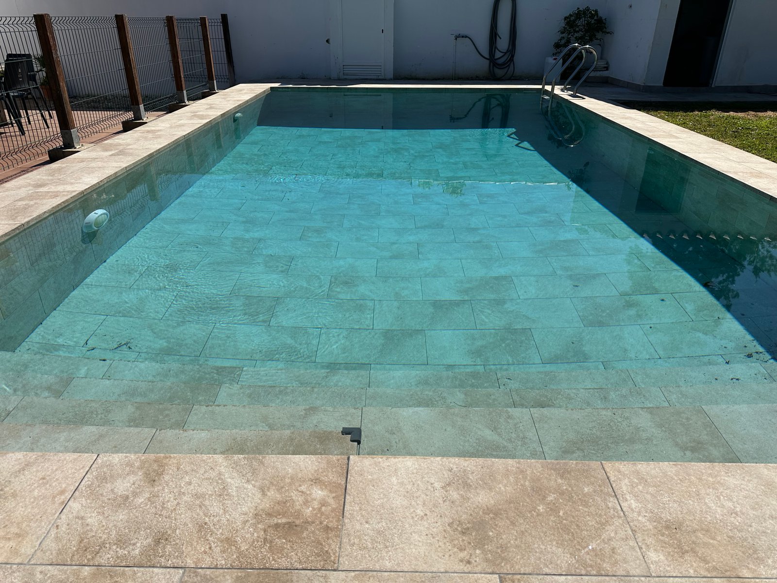 Piscina terminada con porcelánico estilo travertino