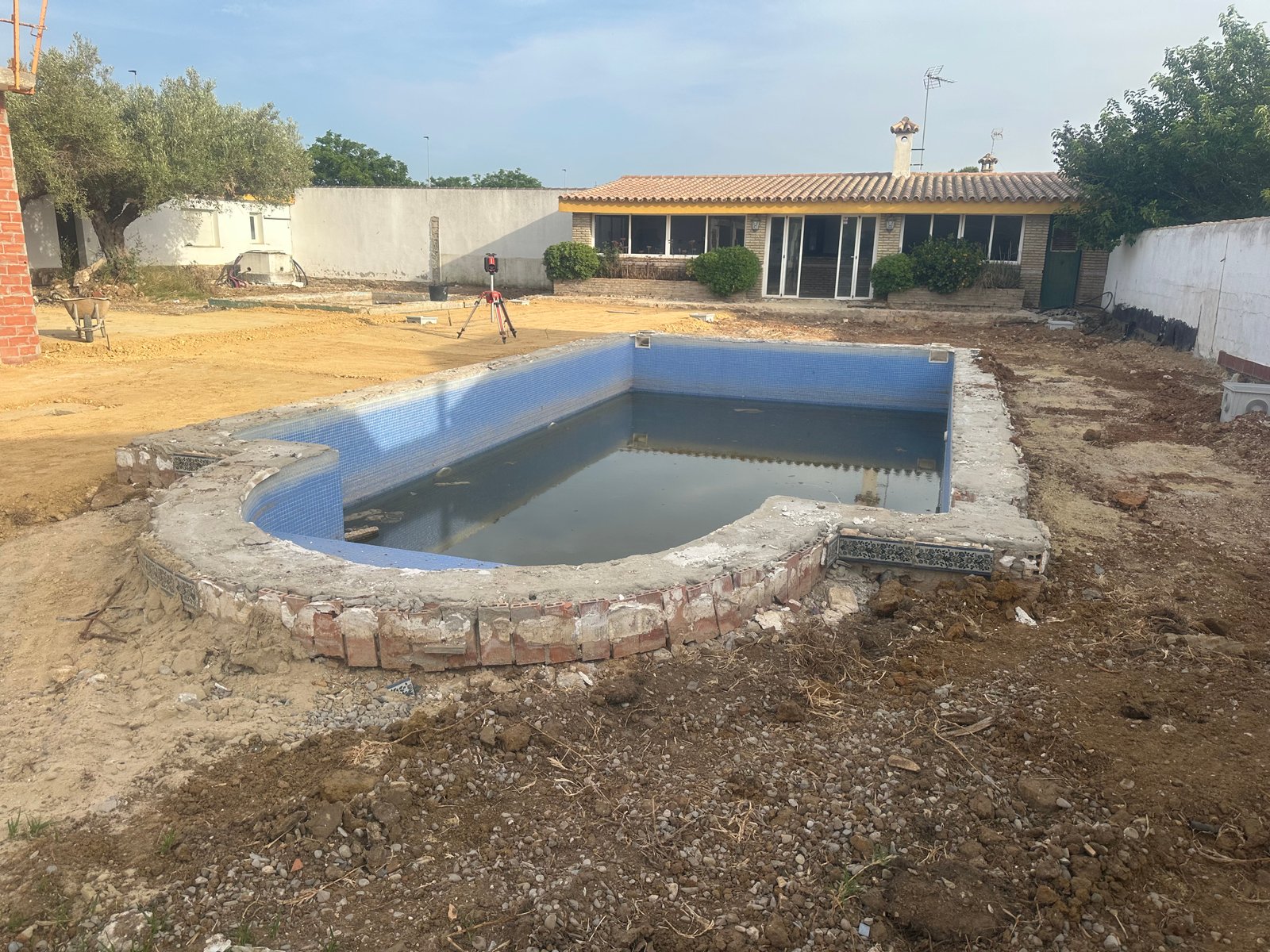 Piscina antigua antes de la reforma con vaso azul deteriorado
