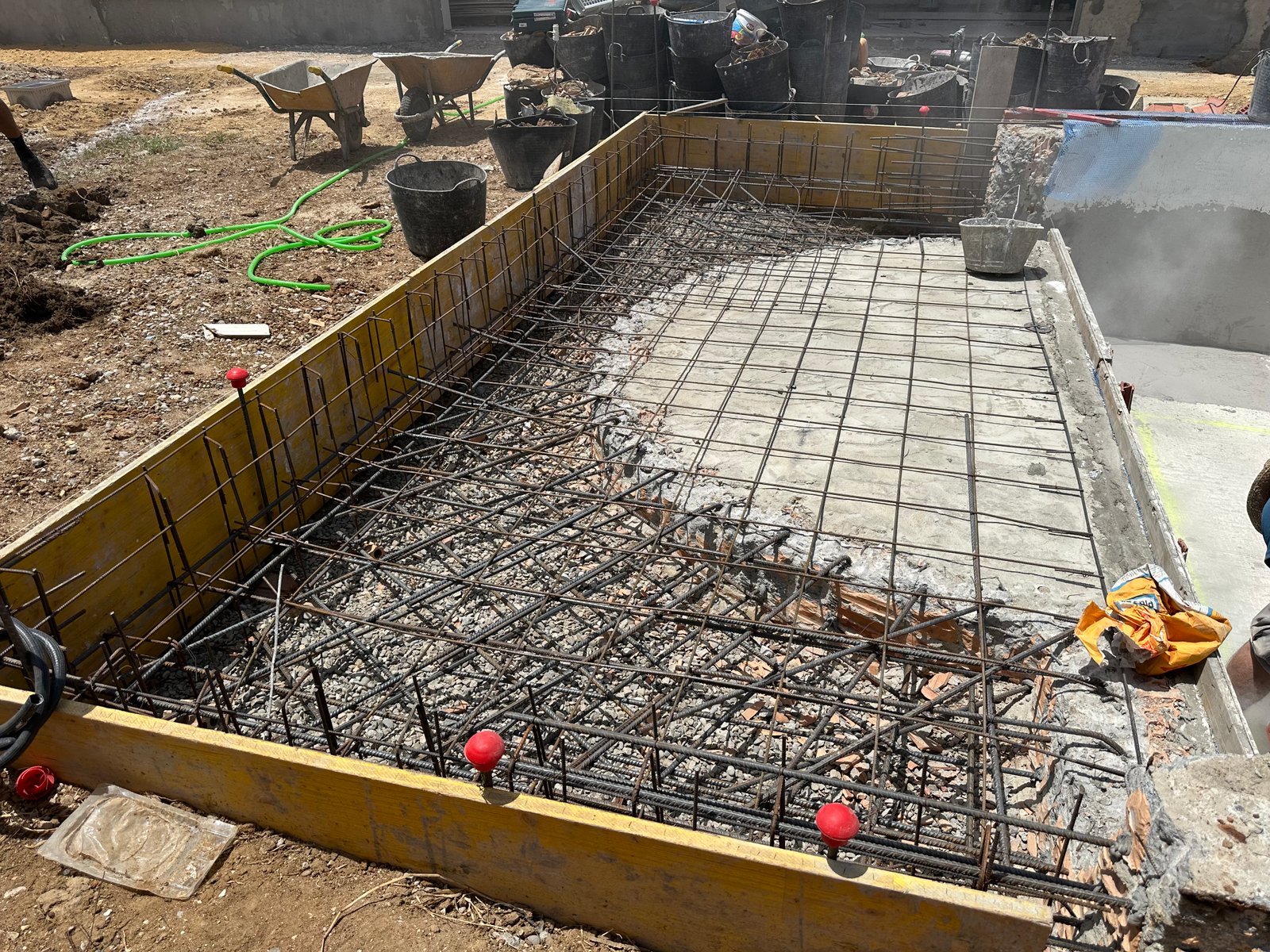 Encofrado y armadura del nuevo vaso de la piscina