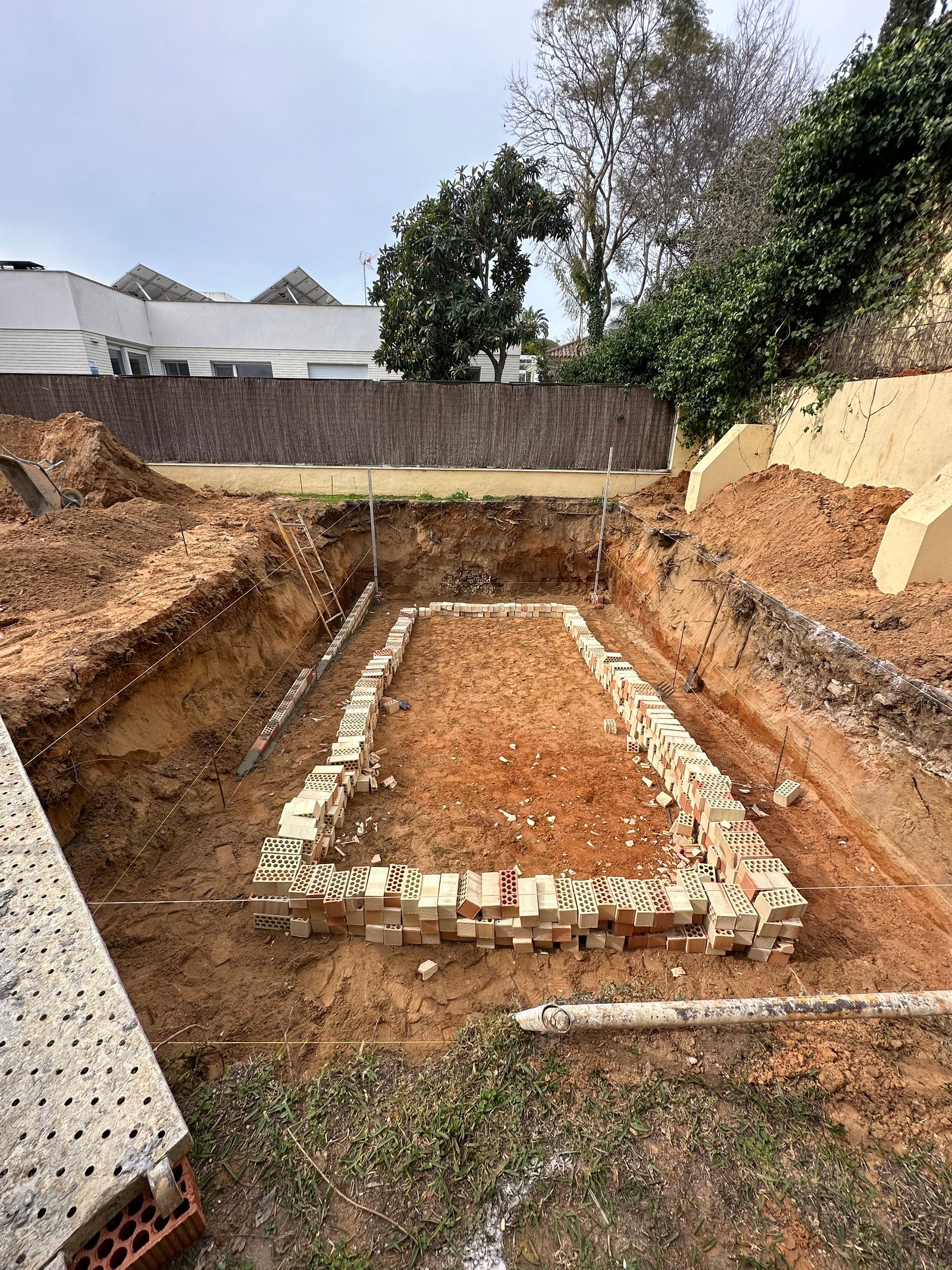 Excavación del vaso de la piscina con estructura de ladrillo