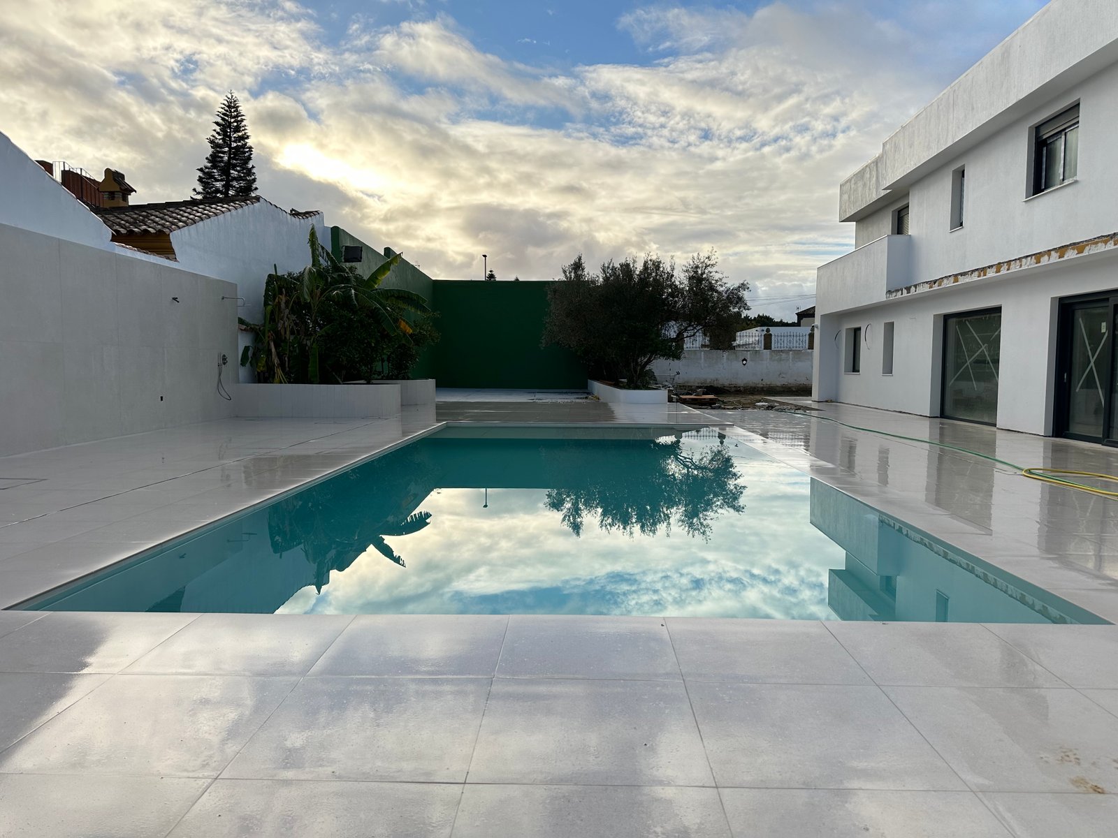 Reforma integral de piscina con solárium ampliado