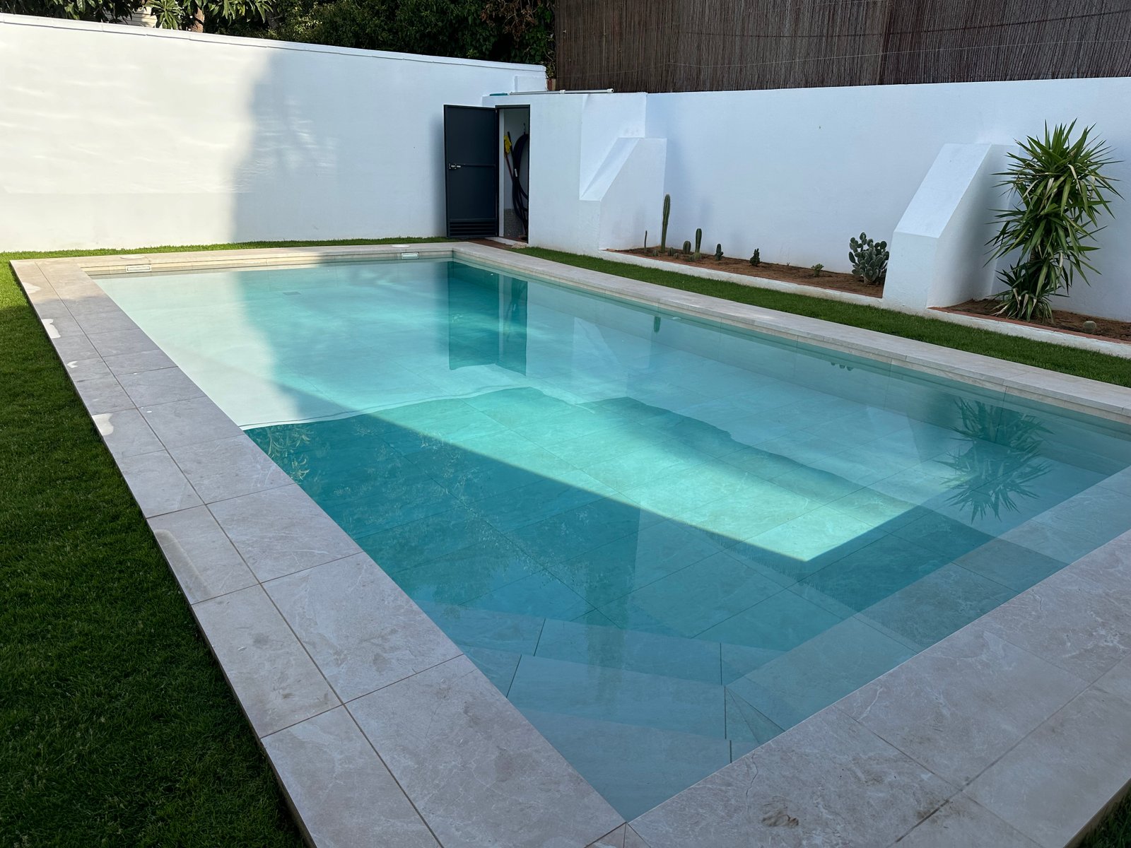 Piscina Vista Hermosa terminada y llena